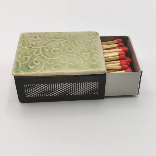 Streichholzschachtel mit Keramik Deko