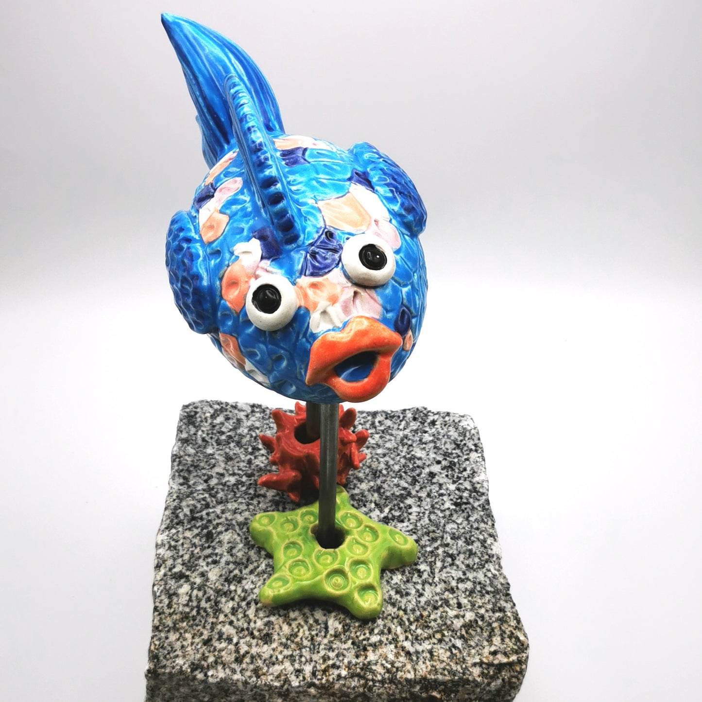 Garten Figur Deko Fisch auf Stein Keramik